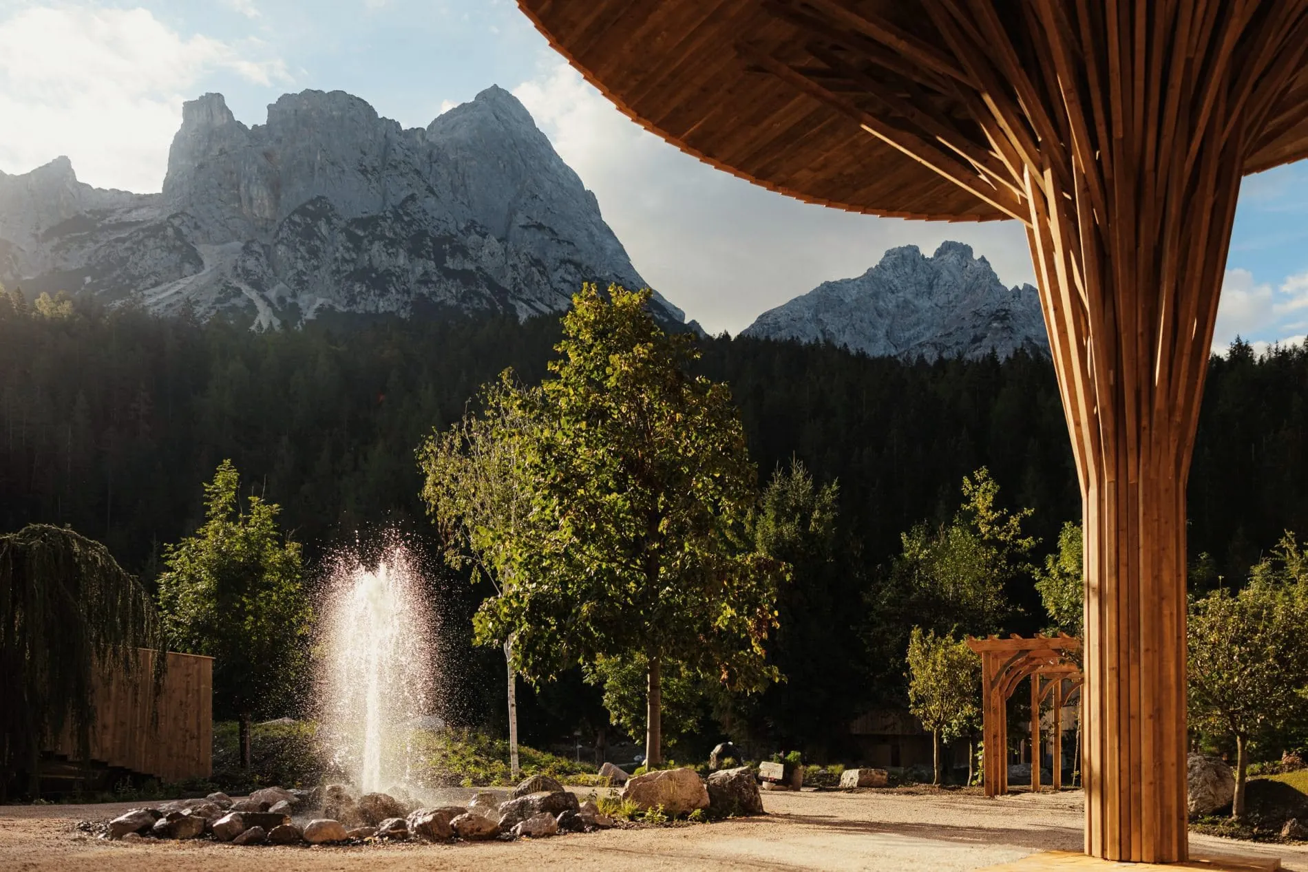 Die neu gestaltete Gartenlandschaft im Resort La Posch verbindet alpine Natur mit moderner Holzarchitektur.