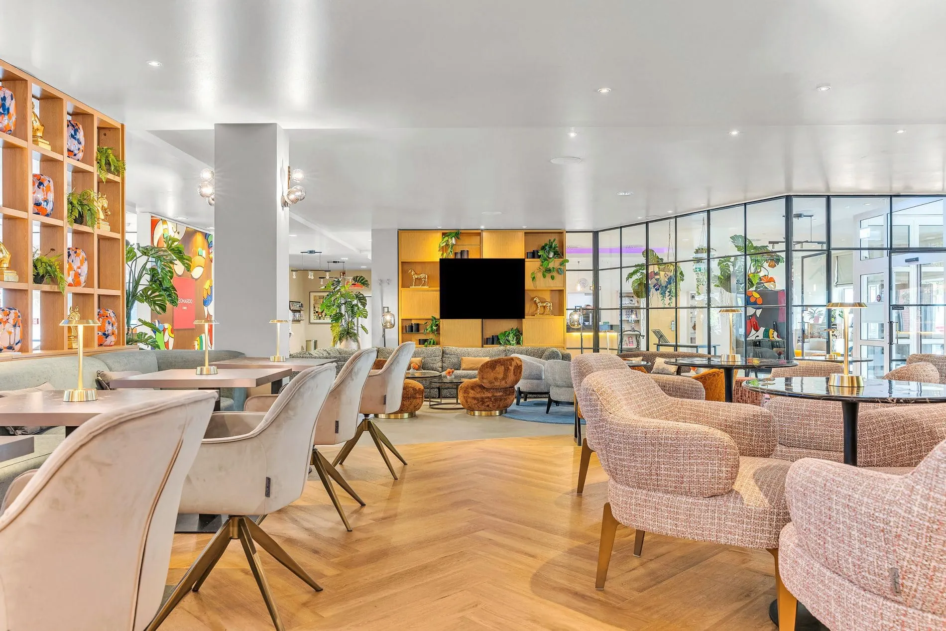 Harmonisches Farbkonzept: Die offene Lobby vereint verschiedene Lounge-Bereiche für Meetings und Pausen.