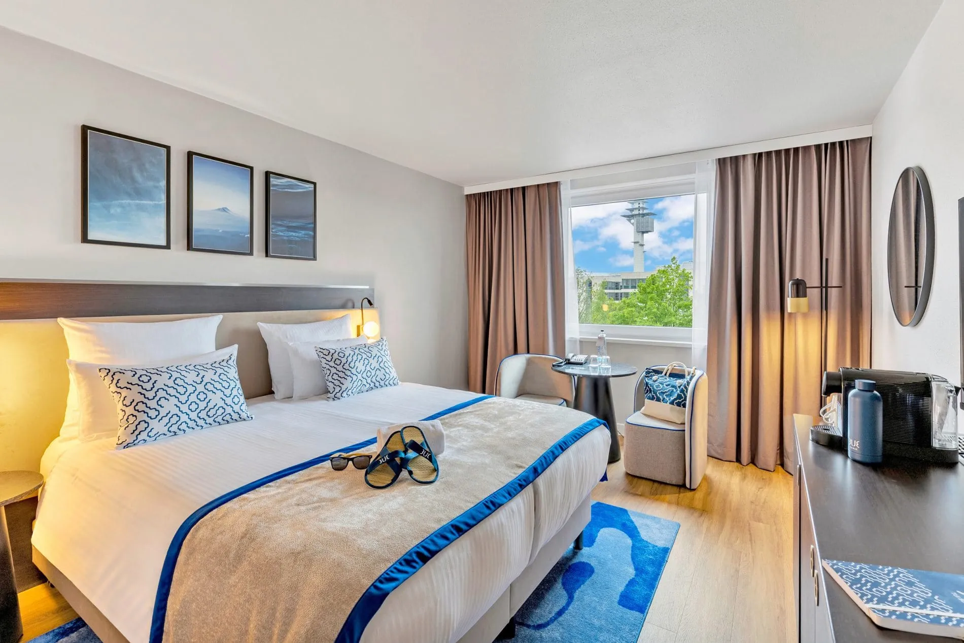 In Kooperation mit Tui Blue wurden 60 Zimmer mit charakteristischen Design-Elementen und textilen Akzenten in den typischen Markenfarben gestaltet.
